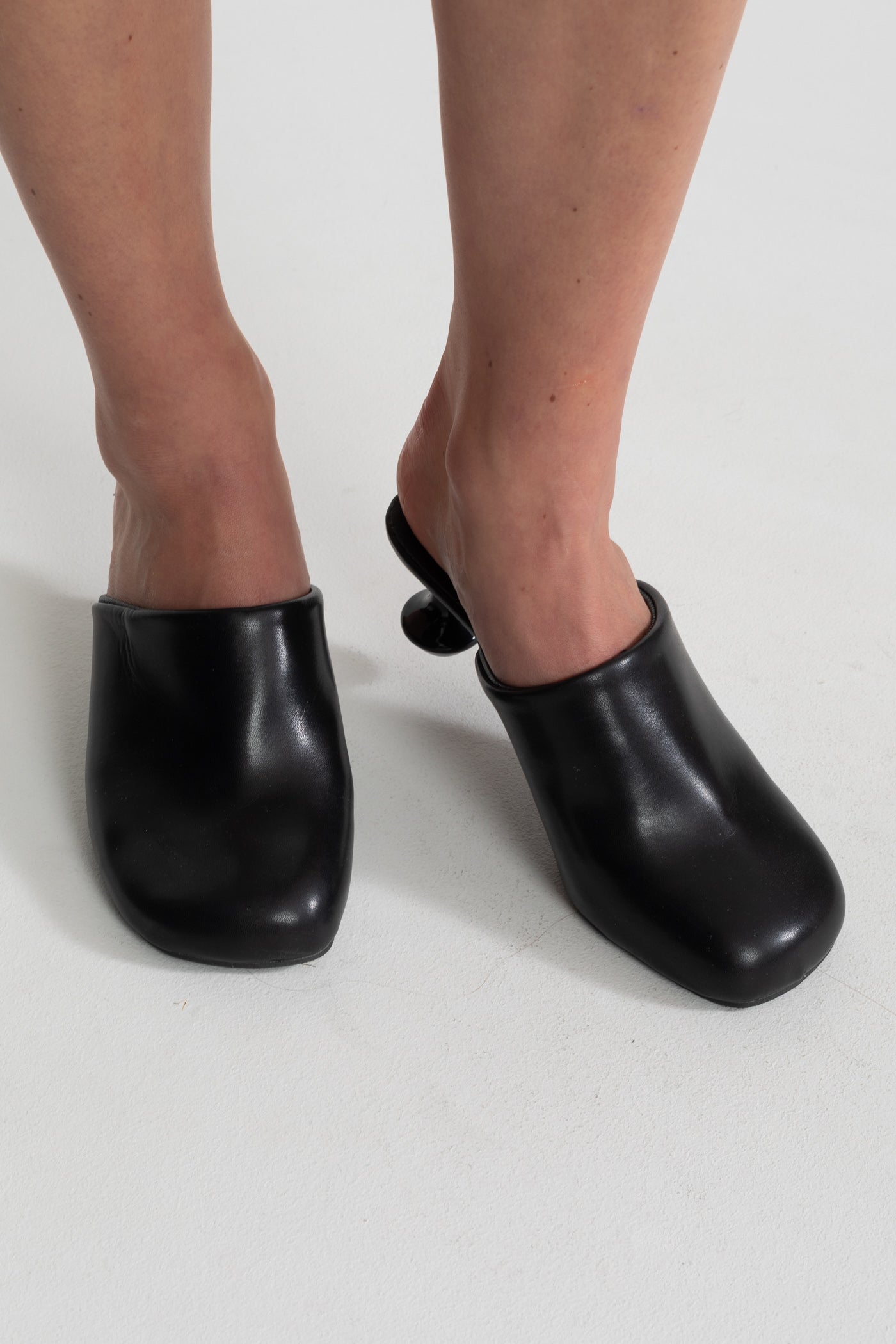 Corinne Rove Czarne Mules na Rzeźbionym Obcasie Kwadratowy Nosek Eleganckie Wygodne Stylowe