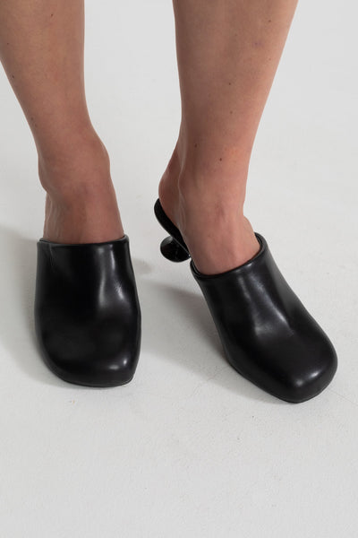 Corinne Rove Czarne Mules na Rzeźbionym Obcasie Kwadratowy Nosek Eleganckie Wygodne Stylowe