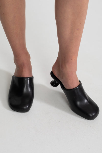 Corinne Rove Czarne Mules na Rzeźbionym Obcasie Kwadratowy Nosek Eleganckie Wygodne Stylowe